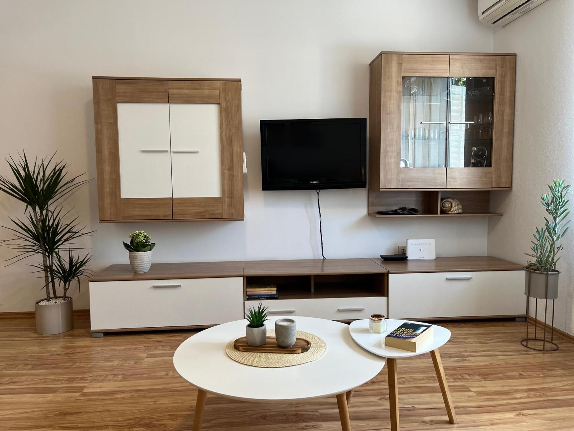 Apartman Lora *
