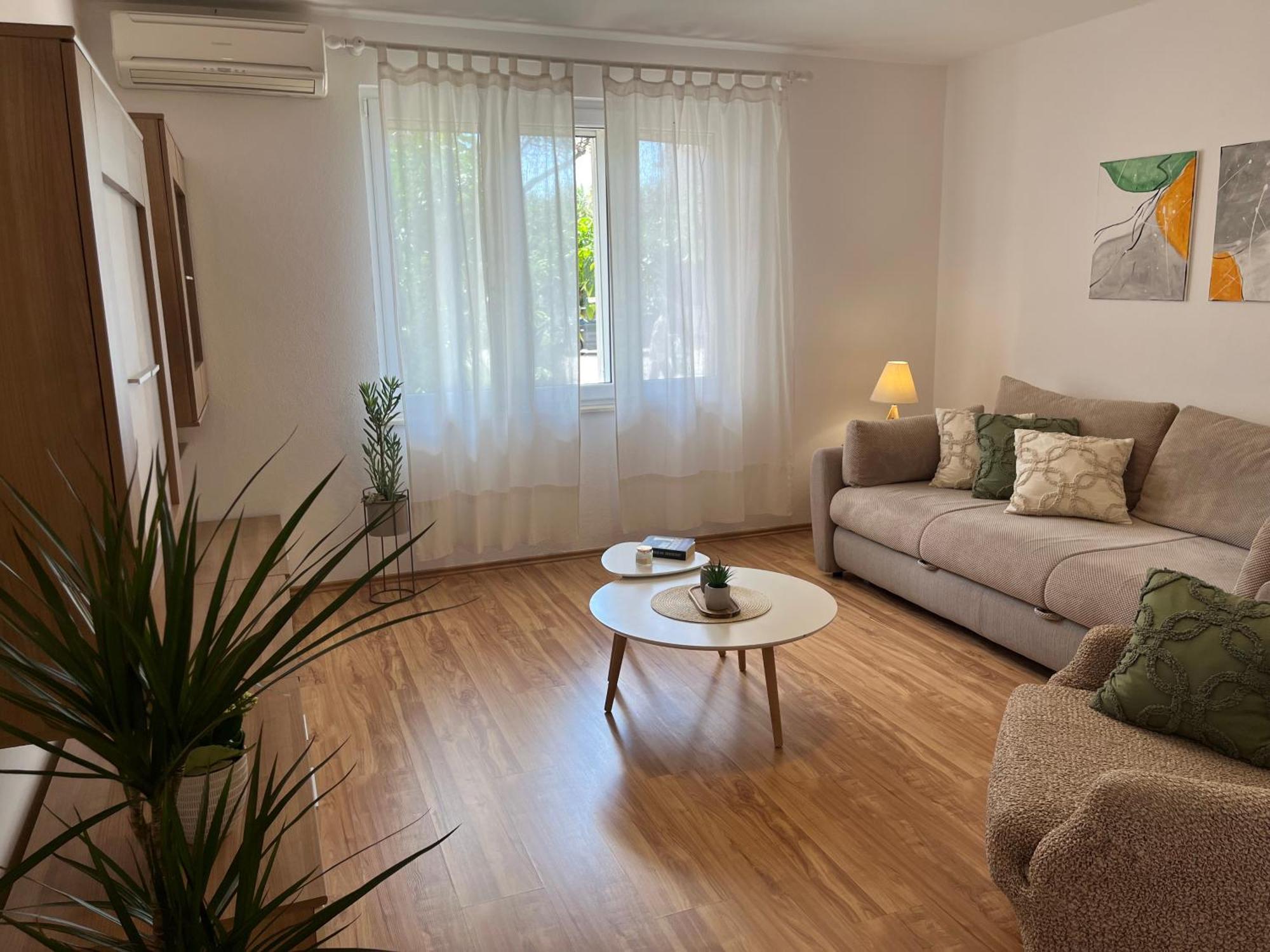 Lora Apartman
